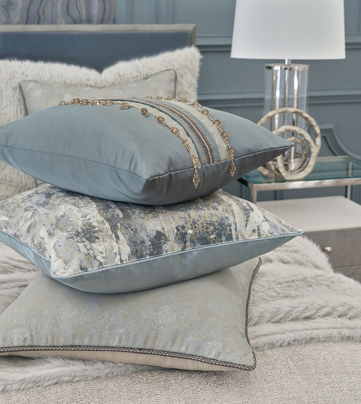 ZEYLIN METALLIC DECORATIVE PILLOW