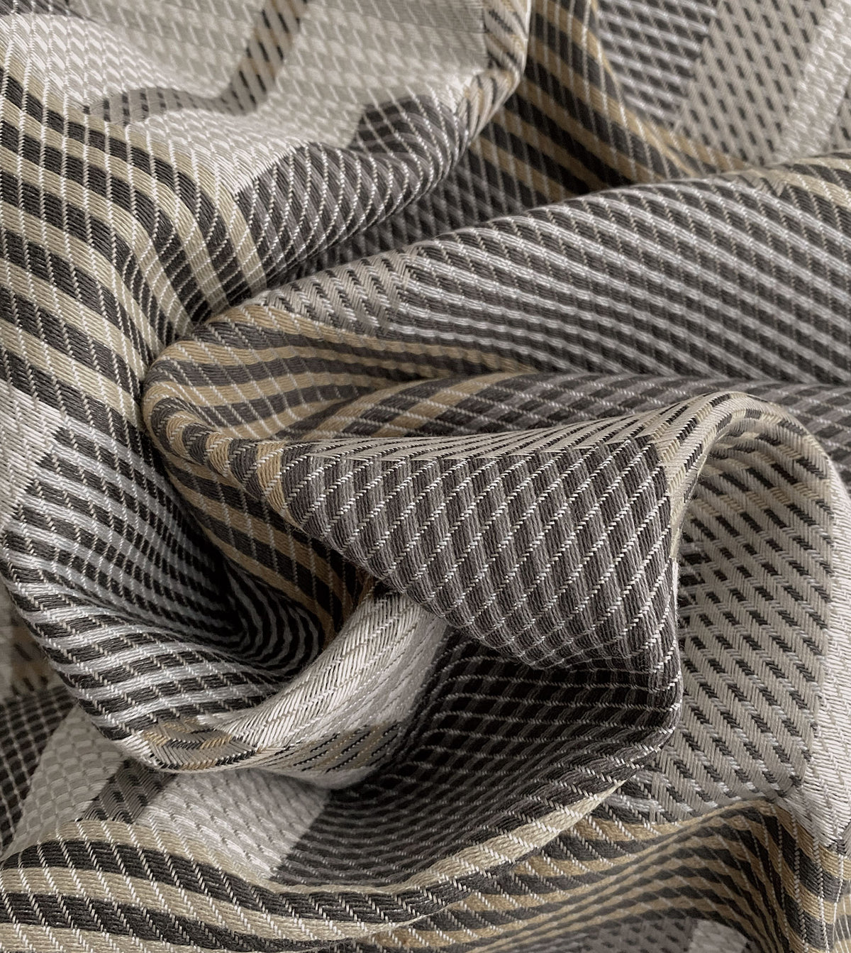 Elio Charcoal
