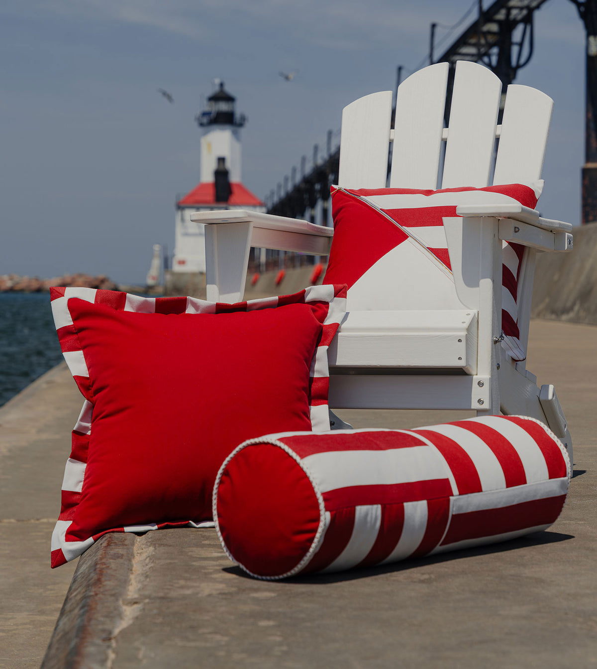 WICKING FLANGE DECORATIVE PILLOW IN SCARLET